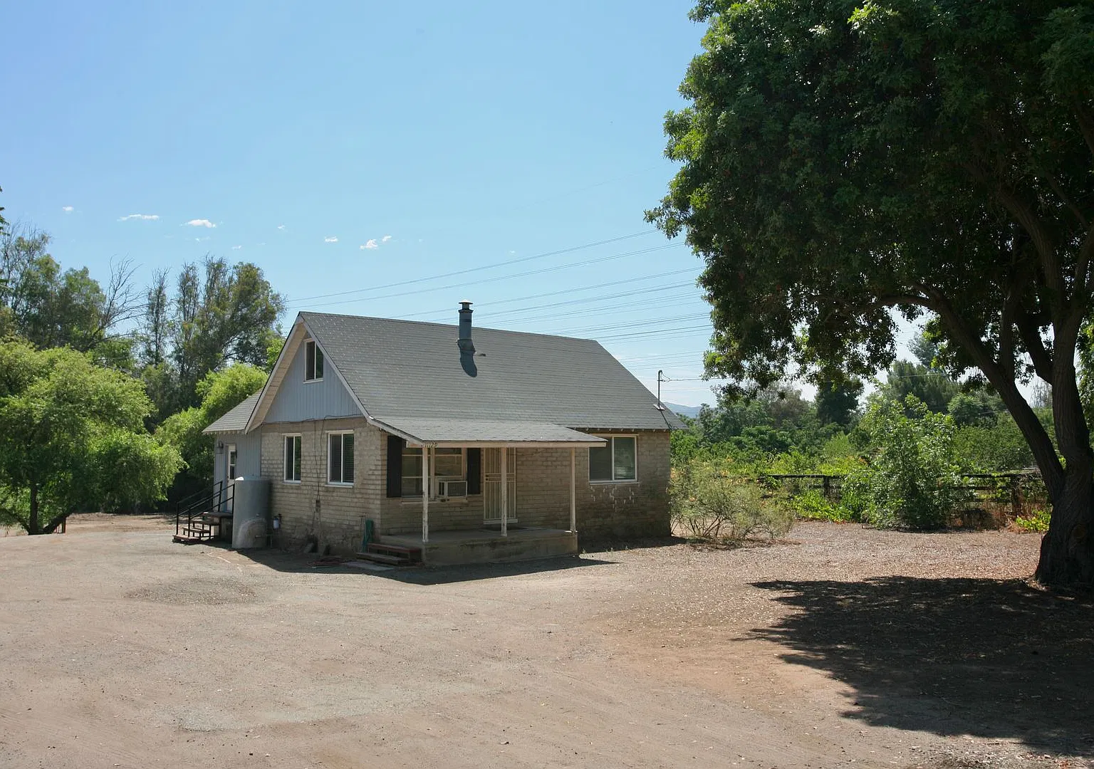 3 Br that is a little bit country — Photo 1