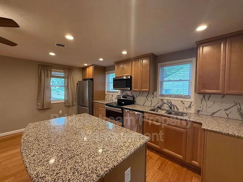 3 bed, 2.0 bath, 1152 sqft, $1,850 — Photo 3