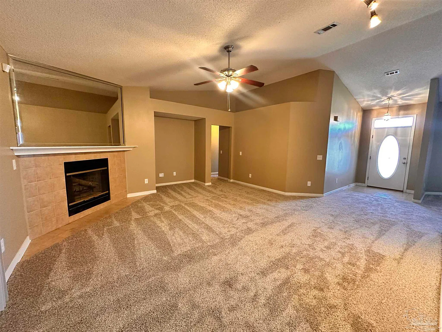 4 bed, 3.0 bath, 2500 sqft, $2,400 — Photo 2