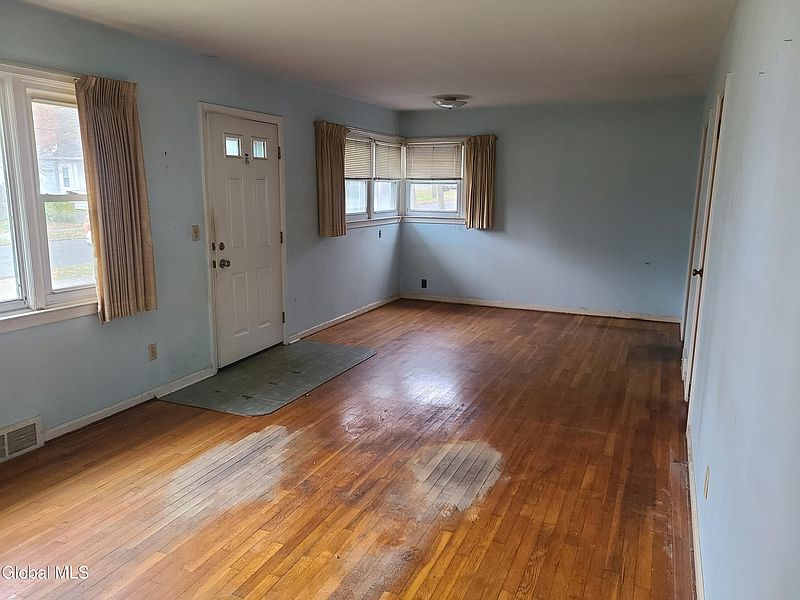 5th image of 107 Fairview Avenue