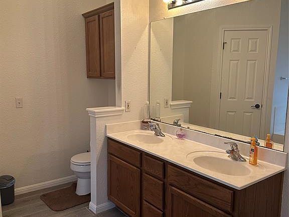 5th image of 404 Stewart Dr