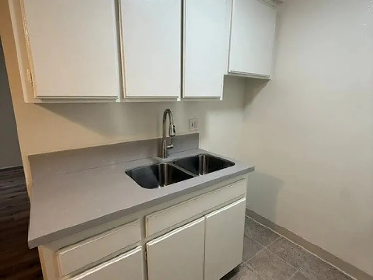 Marquis Apartments — Photo 9