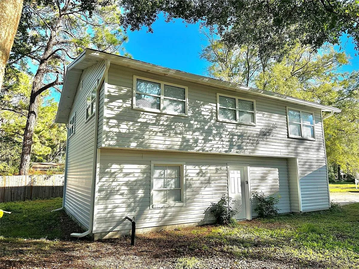 3 bed, 1.0 bath, 1834 sqft, $1,300 — Photo 3