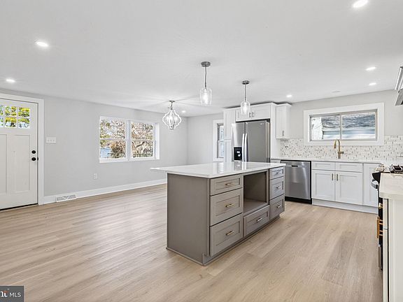 5th image of 2111 Lakeside Dr
