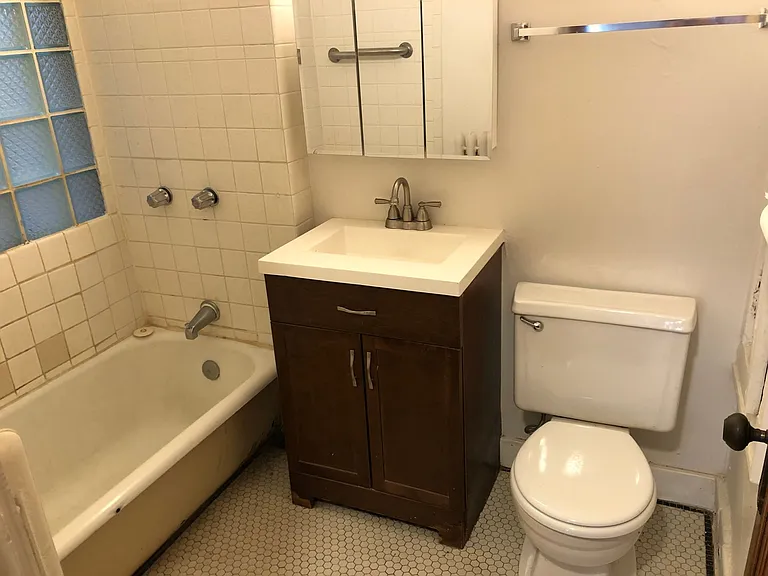Newport Manor — Photo 7