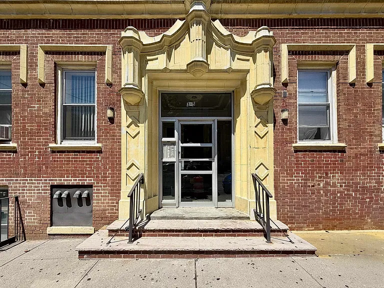 3-5 Potter Pl #4C — Photo 23