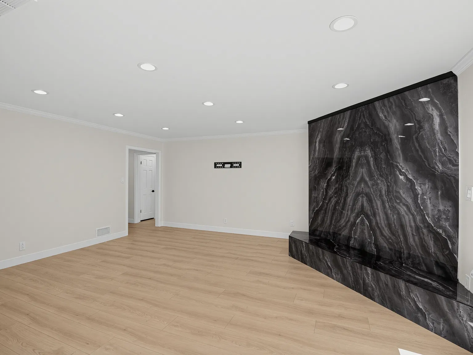 3 bed, 1590 sqft, $4,490 — Photo 3