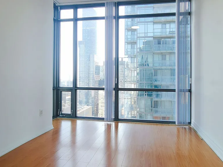 37 Grosvenor St #3308 — Photo 16