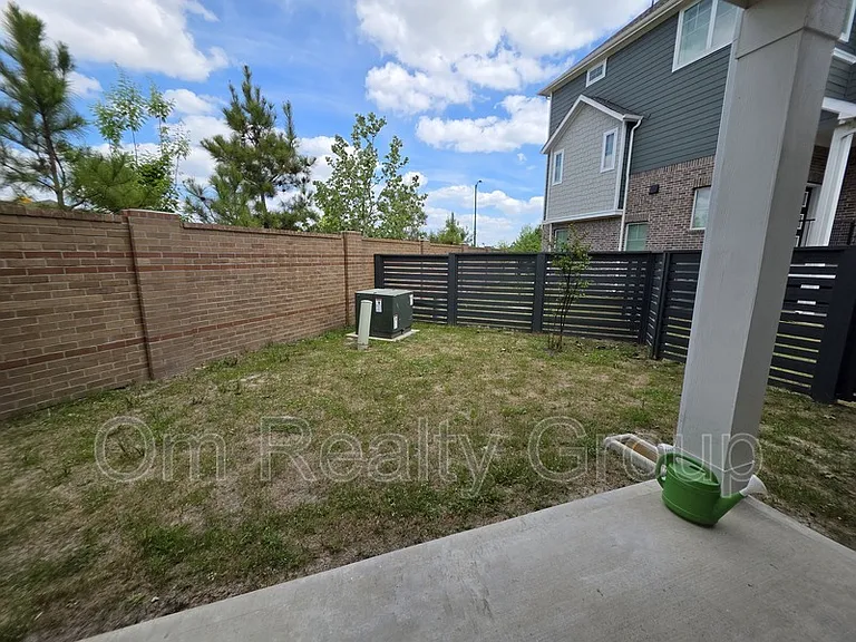 18710 Colorado River Ln — Photo 31