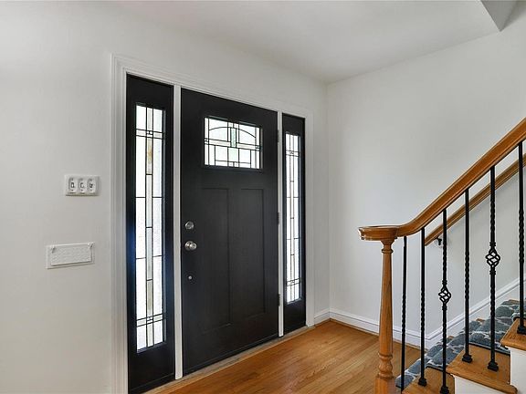3rd image of 834 Warder Ave