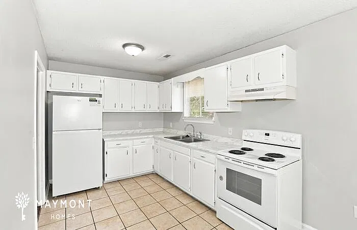 3 bed, 1.0 bath, 940 sqft, $1,875 — Photo 3