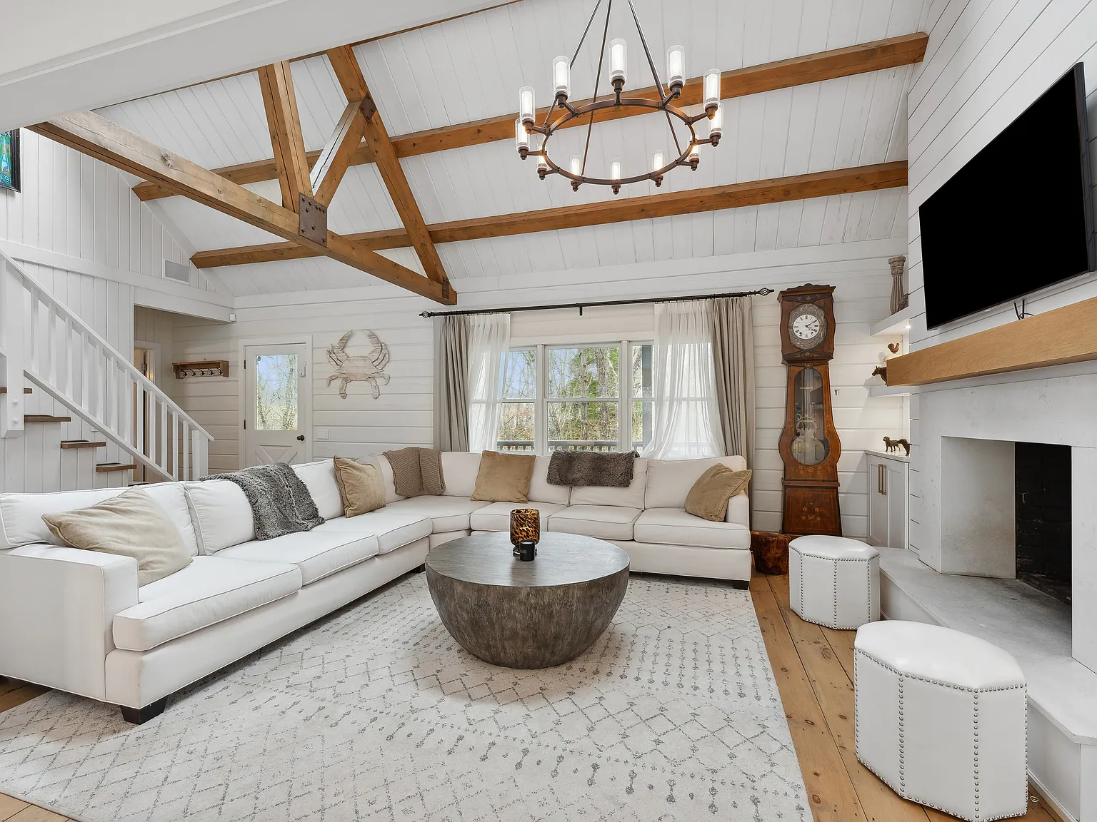Hamptons Hideaway With Pool On 2+ Acres — Photo 3
