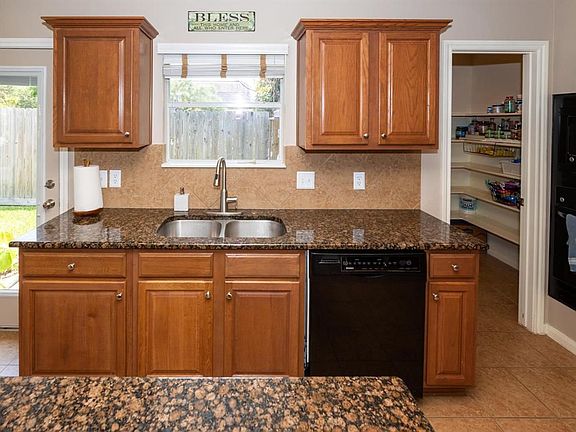 5th image of 1055 Gladstone Dr