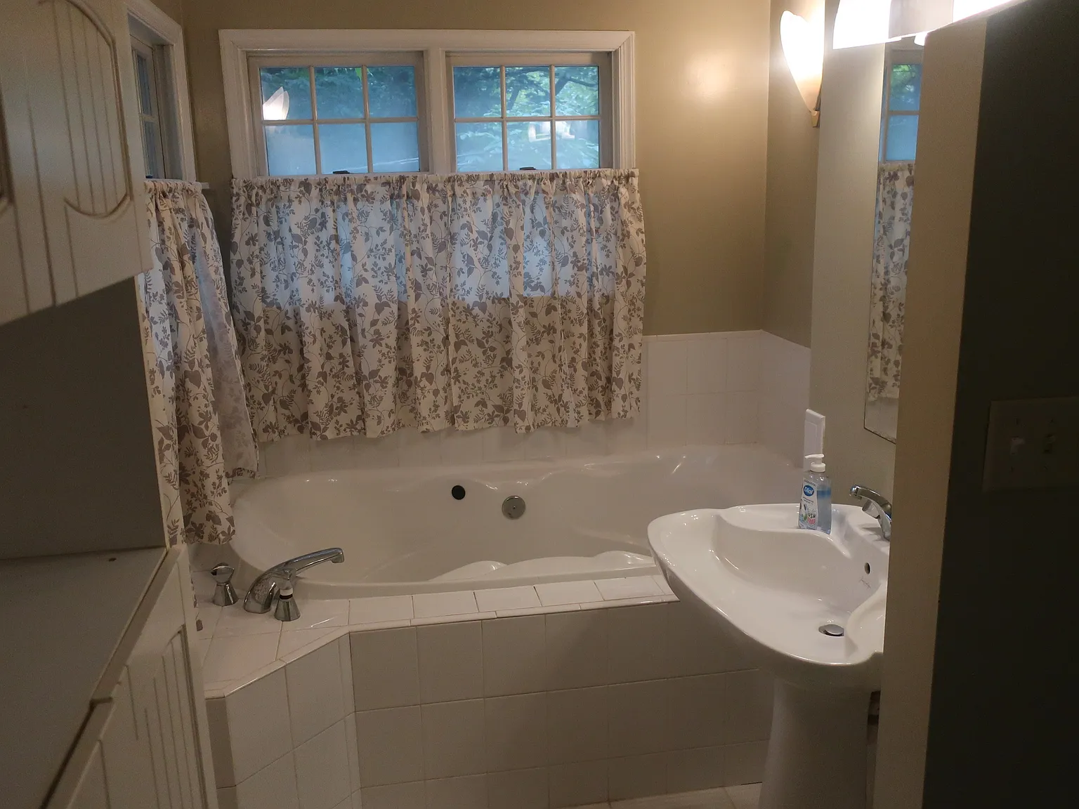 4 bed, 2400 sqft, $3,990 — Photo 4