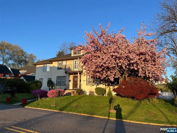 827 Pleasantview Ter, Ridgefield, NJ 07657