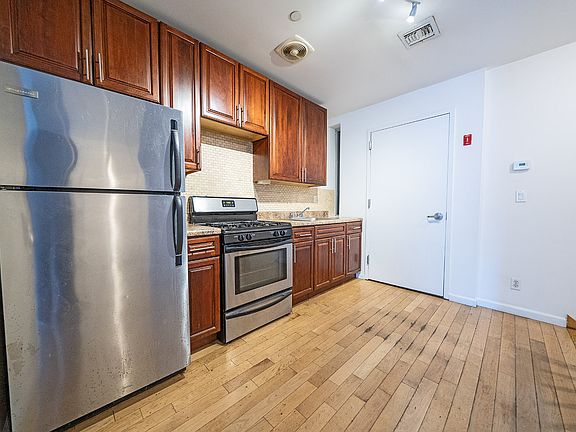 3rd image of 187 Clifton Pl APT 1F