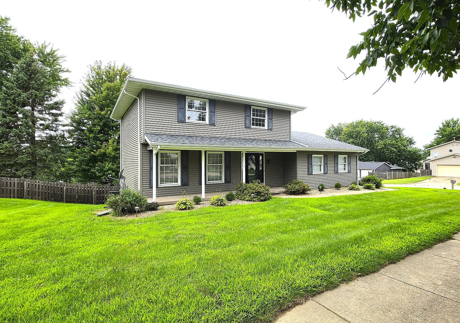5 bed, 2.5 bath, 1928 sqft, $3,000 — Photo 3