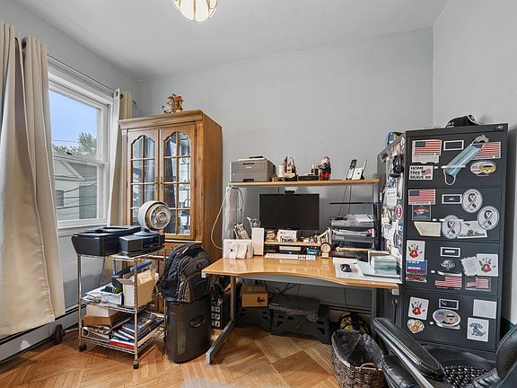 4th image of 172 W 33rd St