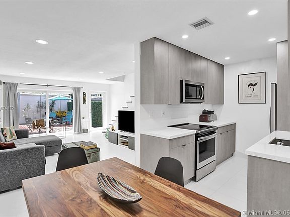 5th image of 5 Hathaway Ln #5