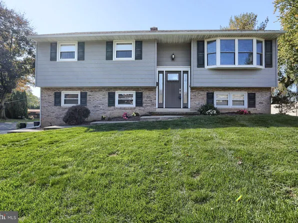 40 N Hershey Ave, Leola, PA 17540