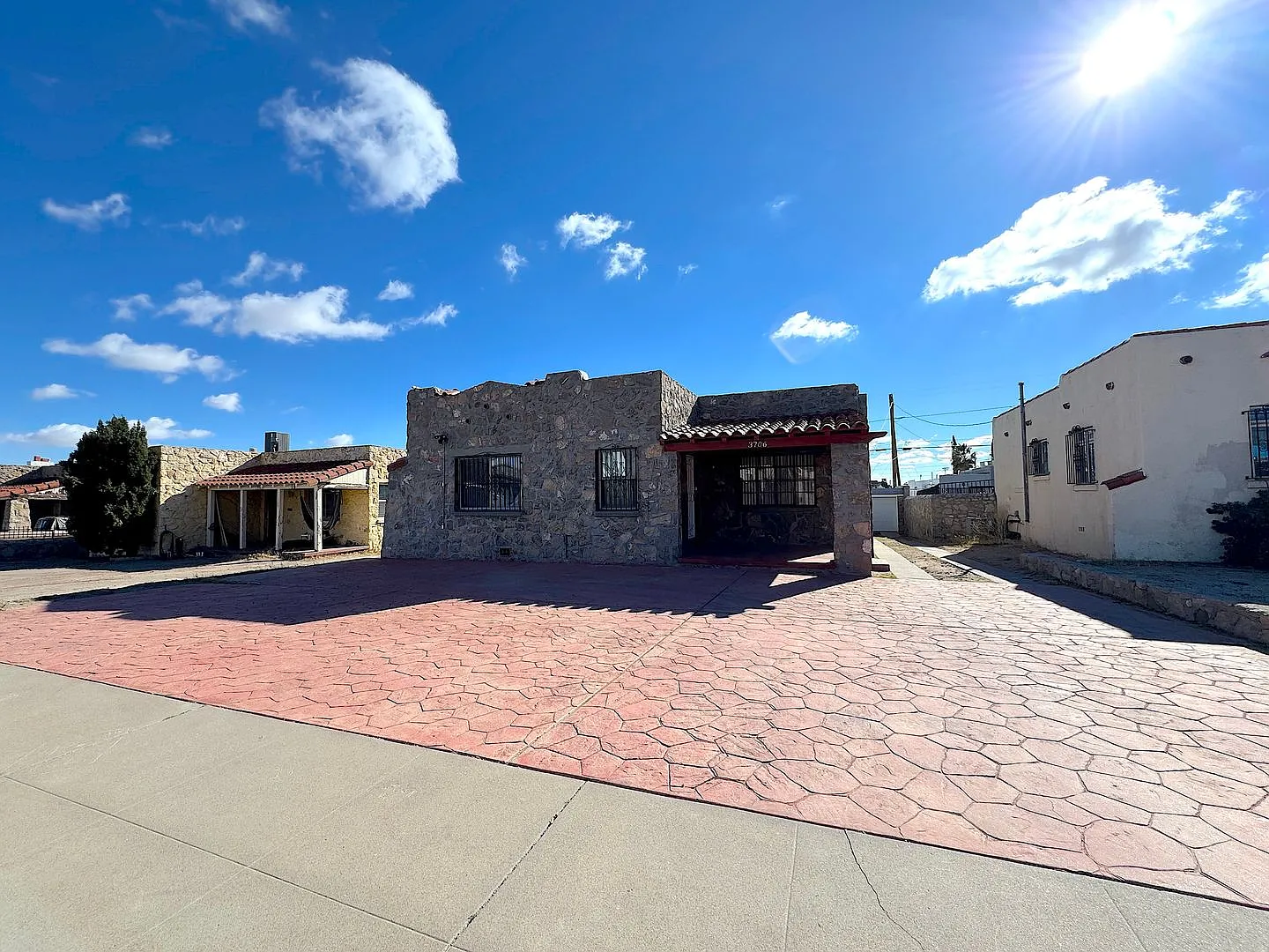 Central El Paso 3bed/2bath with Refrig A/C and Hardwood Flooring! — Photo 1