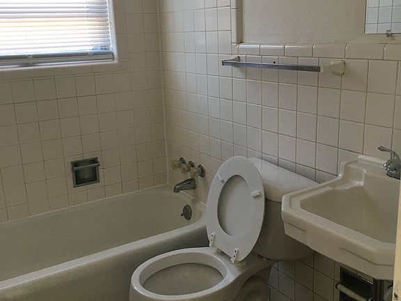 4th image of 632 S Montgomery St #2