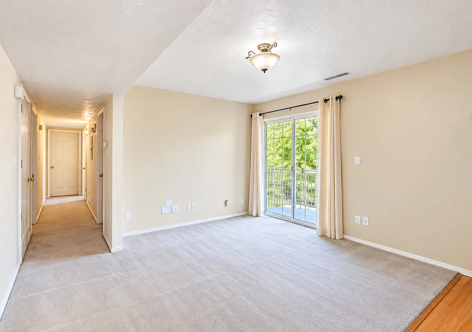 3 bed, 968 sqft, $1,600 — Photo 2