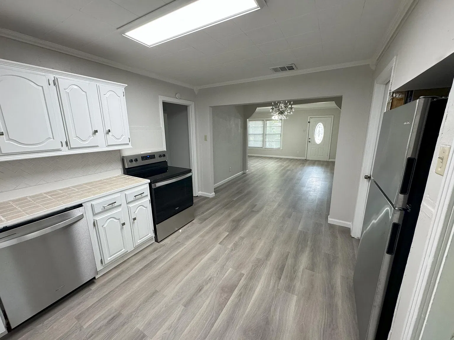 4 bed, 1.5 bath, 1111 sqft, $1,895 — Photo 2