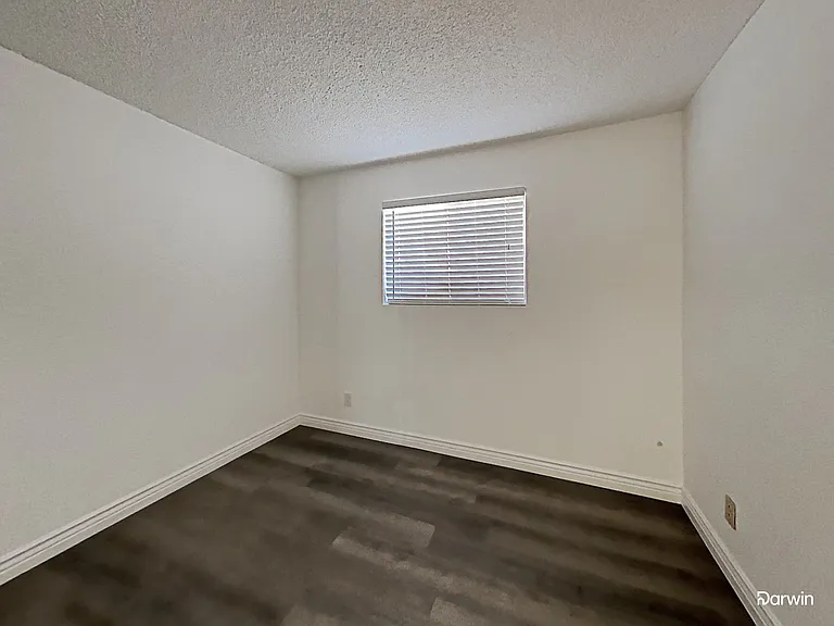 2402 W Altadena Ave — Photo 11