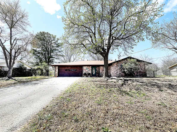 706 Lee St, Bowie, TX 76230