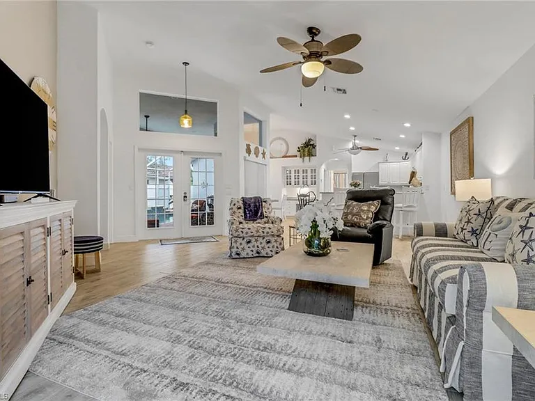 1106 Jardin Dr — Photo 4