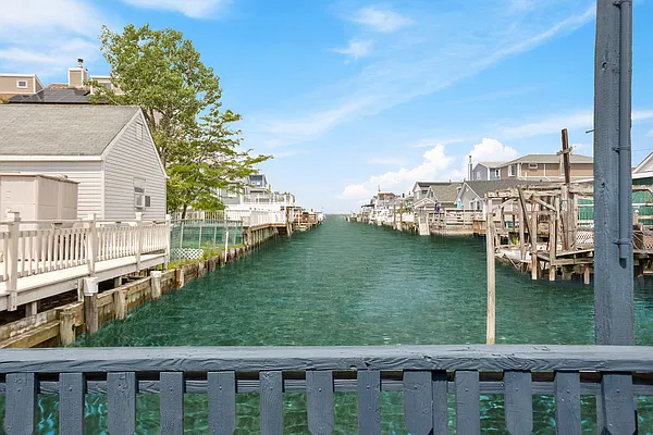 Rented by E Realty International Corp | media 23