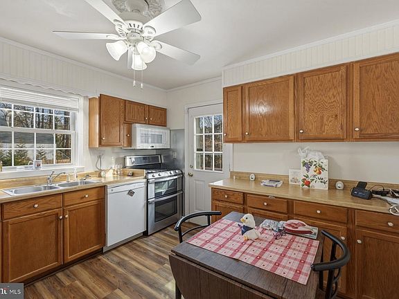 3rd image of 1003 Lee Rd