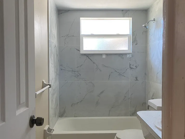 1015 Viking Dr — Photo 2