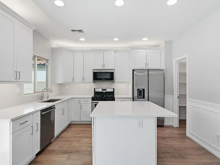 10815 W Avenida Del Rey — Photo 3