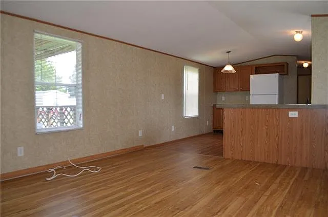 126 Robert St — Photo 2