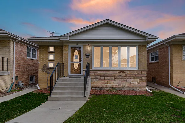 7520 W Carmen Ave — Photo 1