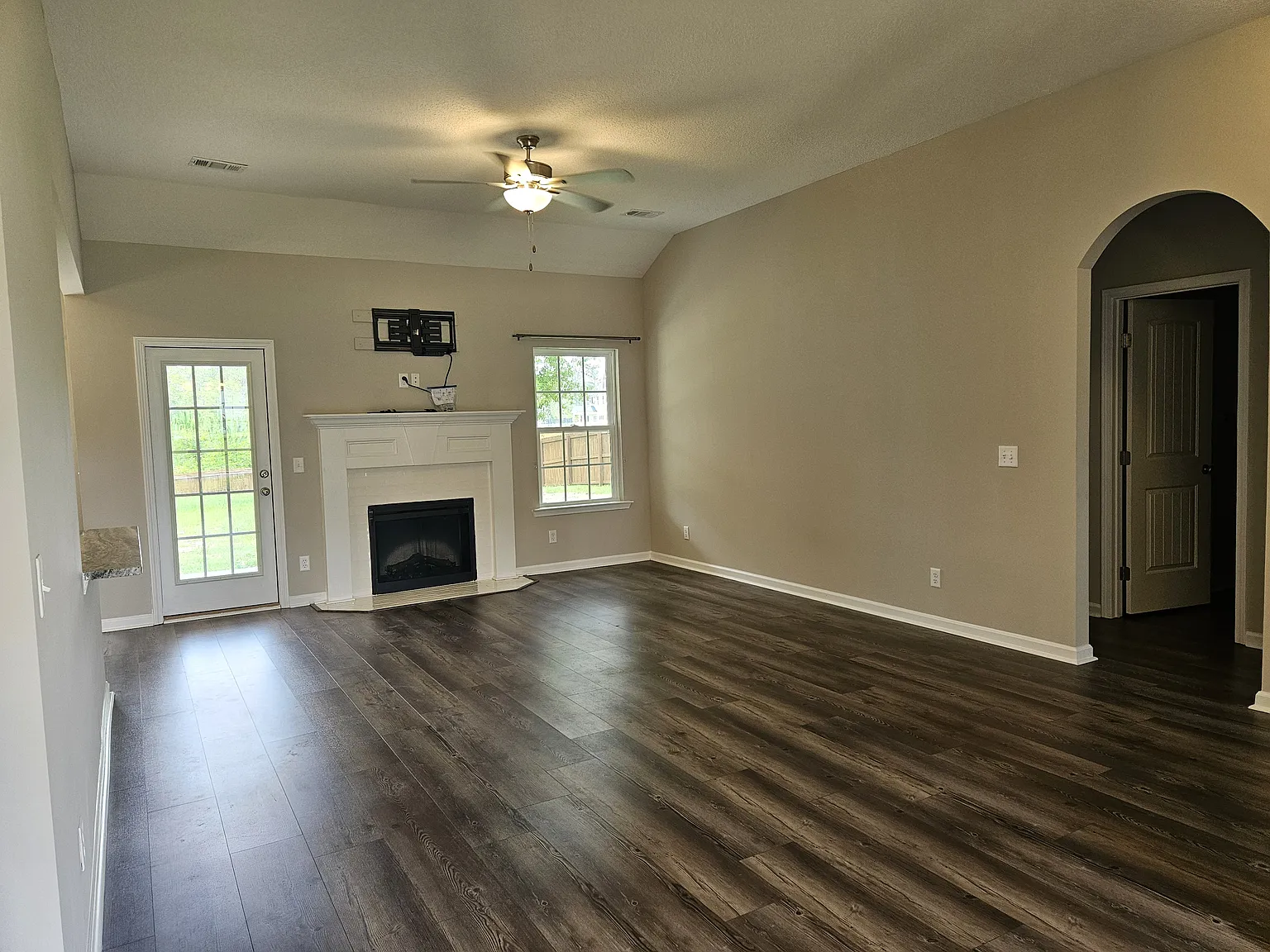 4 bed, 1653 sqft, $2,100 — Photo 4