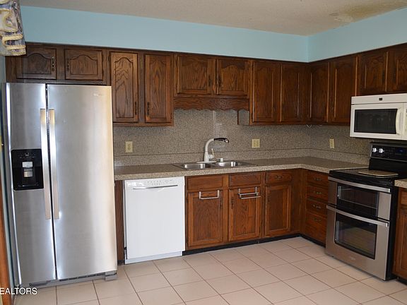 3rd image of 389 Laurel Rd