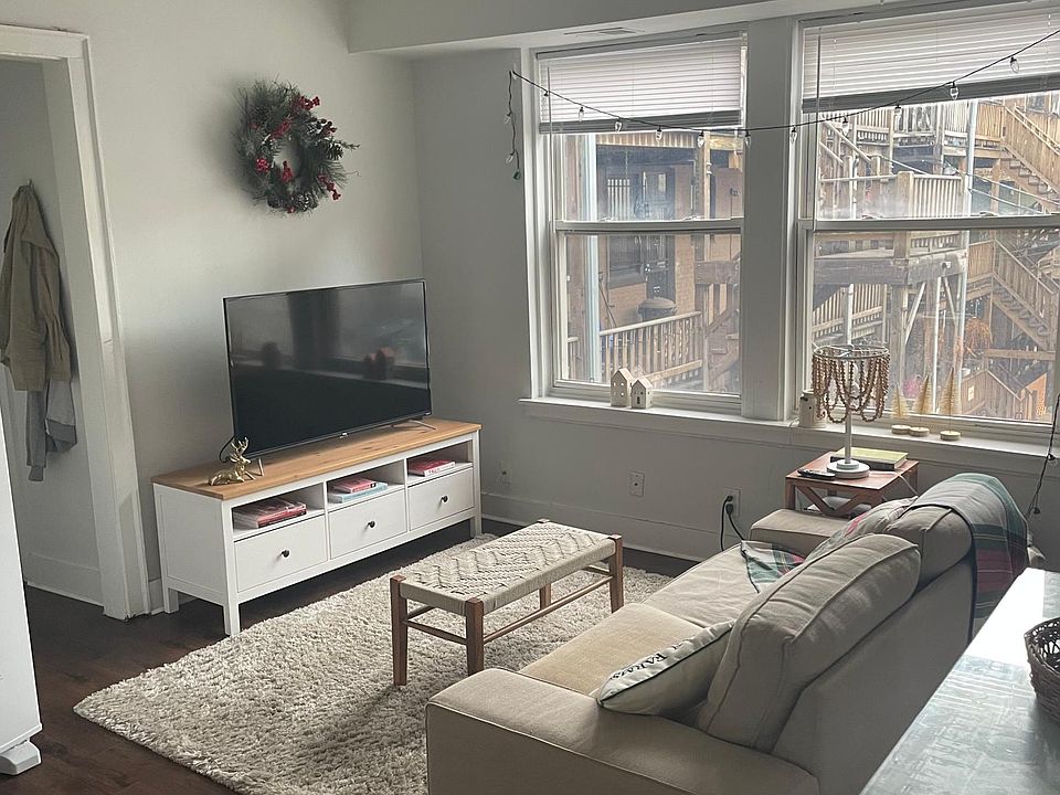 1st image of 3727 N Pine Grove Ave #33