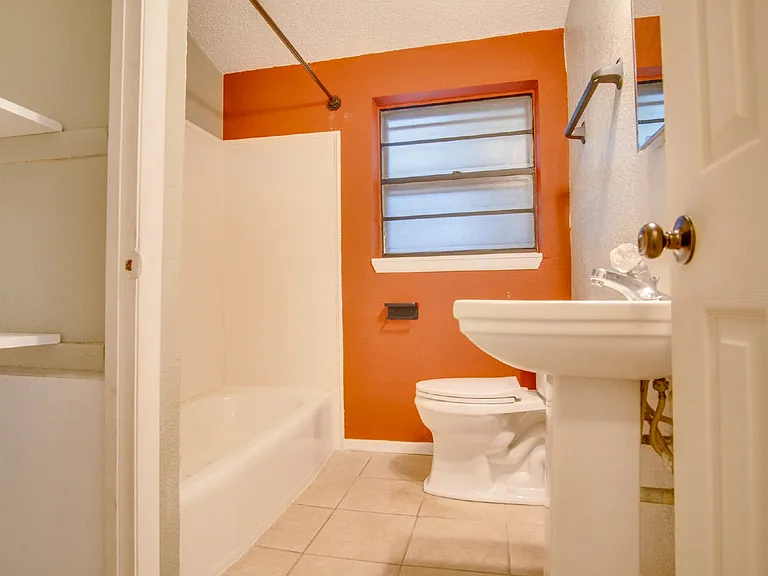 3411 W Yonge St — Photo 19