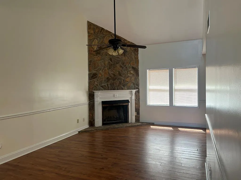3 bed, 3.0 bath, 1460 sqft, $1,395 — Photo 2