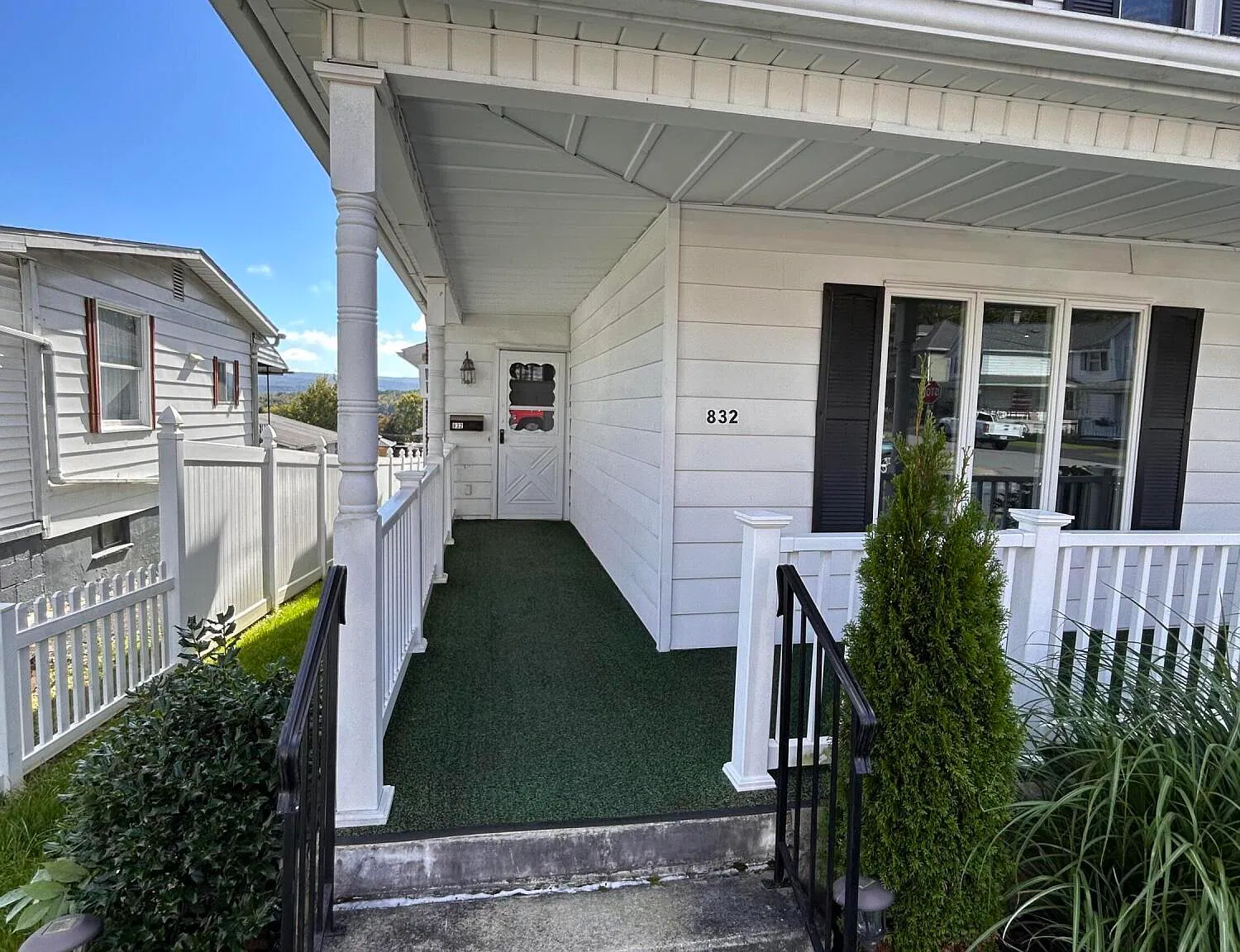 1 bed, 1.0 bath, 982 sqft, $1,250 — Photo 2