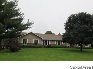1136 Heritage Dr, Jacksonville, IL 62650