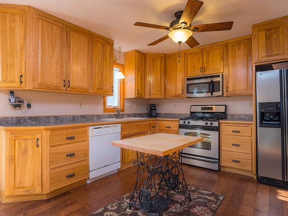 3rd image of 10241 Park Cir