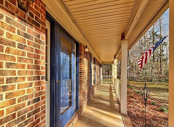 5th image of 410 Ravenwood Dr