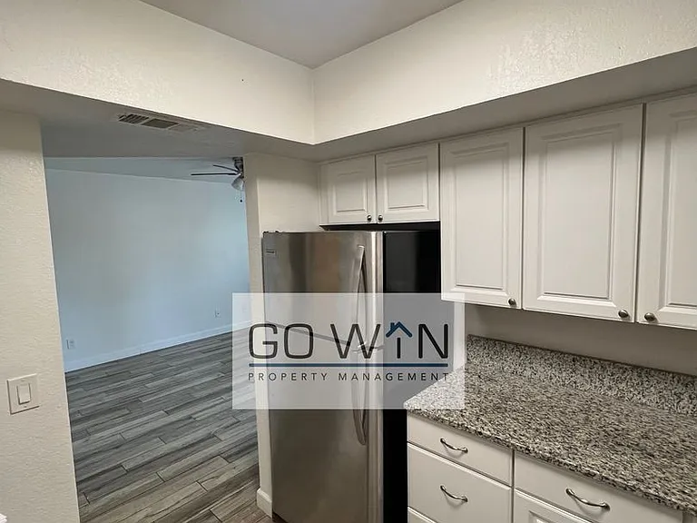 1727 W Mountain View Rd — Photo 2