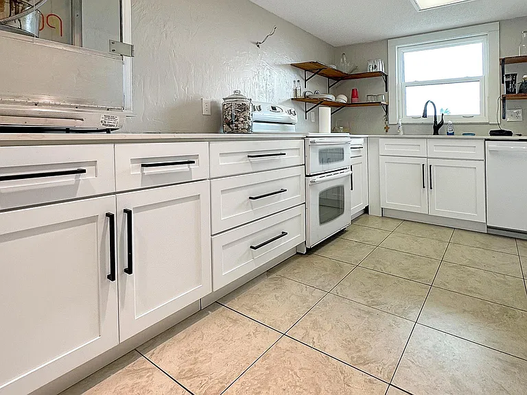 Kitchen area. Stove with convection oven and 5 burners.