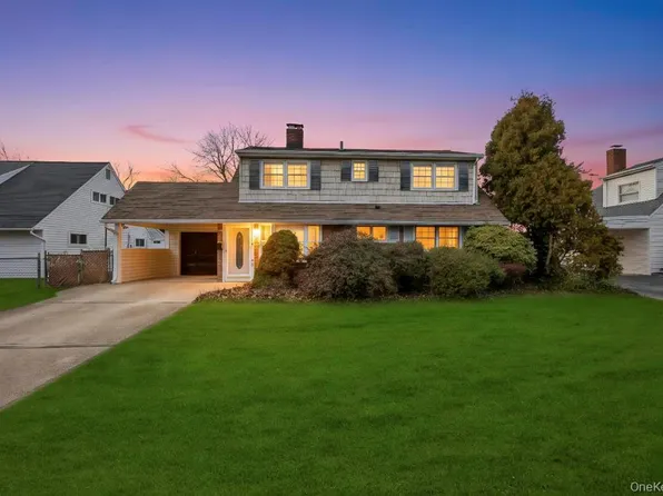 10 Grape Lane, Hicksville, NY 11801