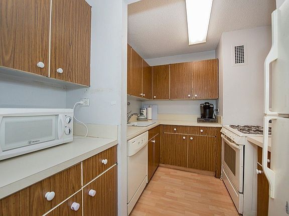 4th image of 80 Gold St #19K